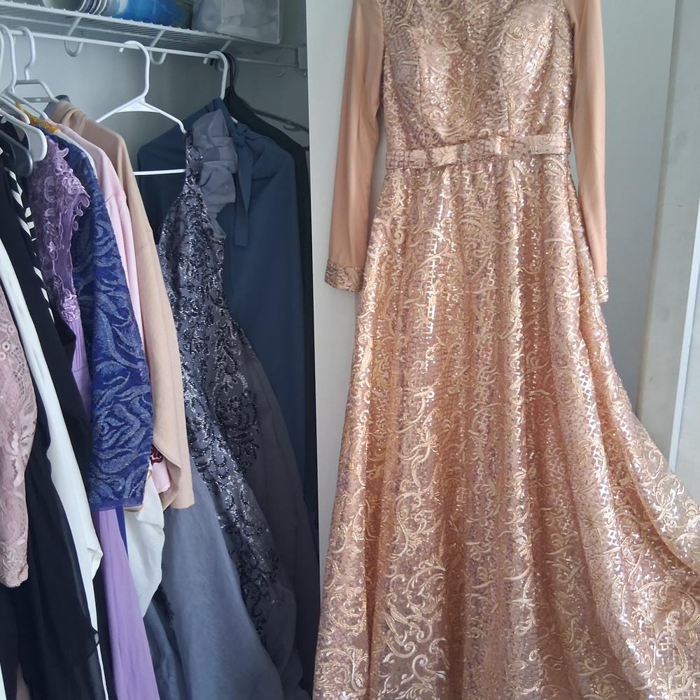 Elegant Gold Lace Evening Gown